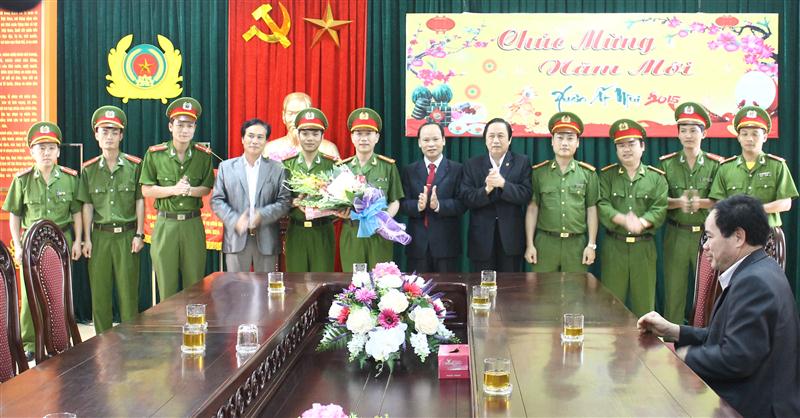 Lãnh đạo Huyện ủy, UBND huyện Hưng Nguyên chúc mừng thành tích xuất sắc của Công an huyện sau khi phá thành công một chuyên án phức tạp