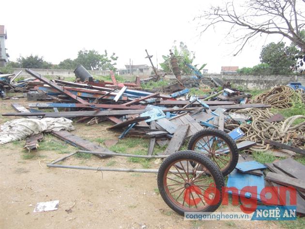 Số tàu anh Đồng vớt về chỉ còn lại những thanh gỗ rời rạc