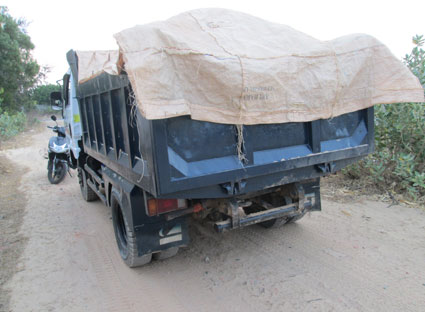 Xe ô tô tải chở cát khai thác trái phép nhưng không gắn biển số