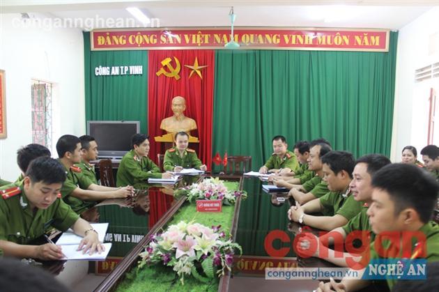 Đội Cảnh sát ĐTTP về TTXH Công an TP Vinh họp bàn kế hoạch phá án