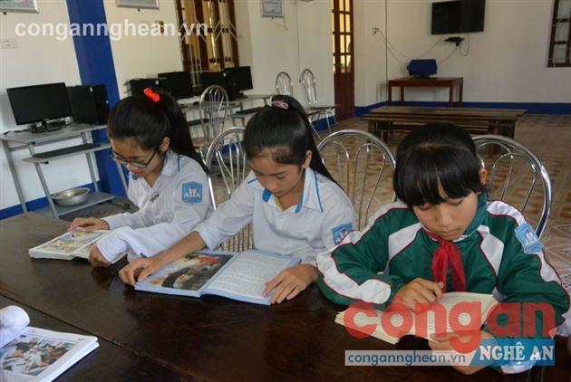 Các em học sinh chăm chú đọc sách tại thư viện