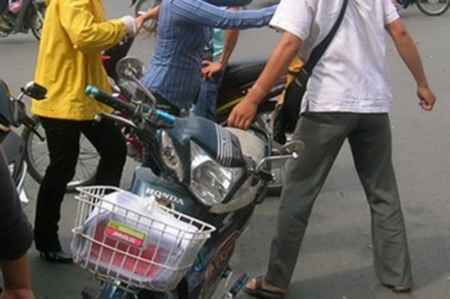 Người dân cần cảnh giác trước các vụ va quệt xe liên hoàn