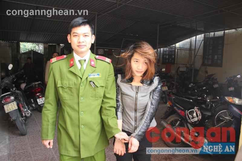 Đối tượng Nguyễn Thị Hà bị Công an TX Cửa Lò bắt giữ về hành vi trộm cắp tài sản