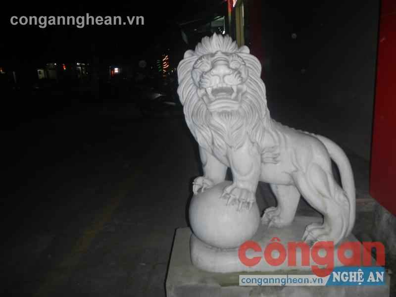 Hiện nay, hình ảnh sư tử đá vẫn  hiện diện sừng sững tại các điểm công cộng, nhà dân