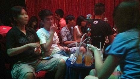 Hút shisha ở quán trà chanh, hình ảnh không hiếm gặp ở các thành phố lớn (ảnh chỉ mang tính chất minh họa)