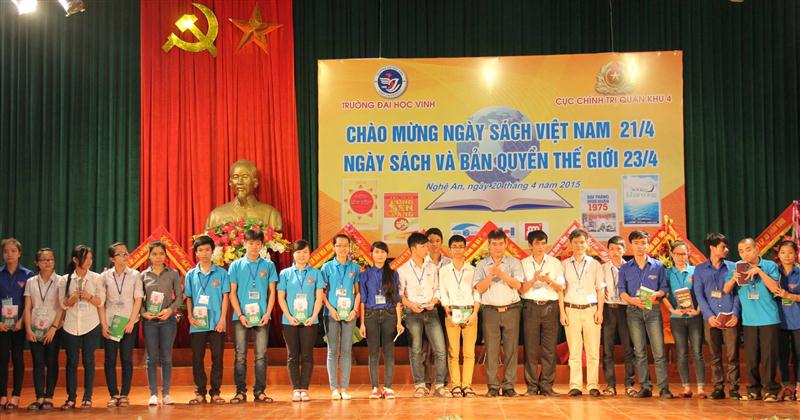 Lãnh đạo trường Đại học Vinh tặng học bổng cho học sinh nghèo vượt khó