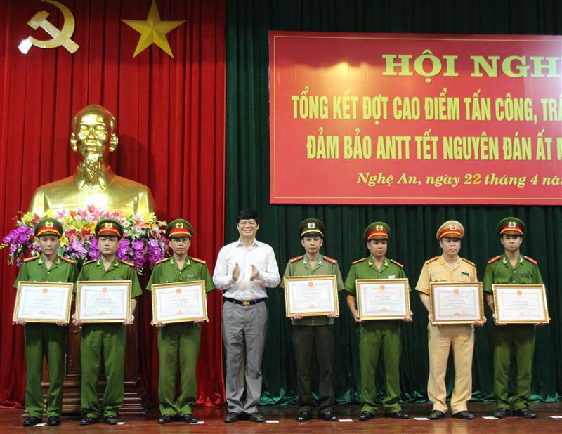 Đồng chí Lê Xuân Đại, Uỷ viên BTV Tỉnh ủy, Phó Chủ tịch UBND tỉnh tặng Bằng khen của Chủ tịch UBND tỉnh chó các cá nhân có thành tích xuất sắc