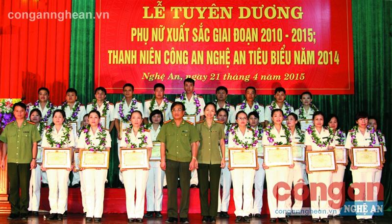 Đồng chí Đại tá Hồ Văn Tứ, Phó Giám đốc Công an tỉnh cùng đại diện Đoàn Thanh niên, Hội Phụ nữ Bộ Công an                                                                               khen thưởng cho các điển hình phụ nữ xuất sắc giai đoạn 2010 - 2015 và thanh niên tiêu biểu năm 2014 - Ảnh: Thiên Thảo