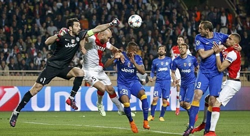 Juventus (xanh) phòng ngự chắc chắn