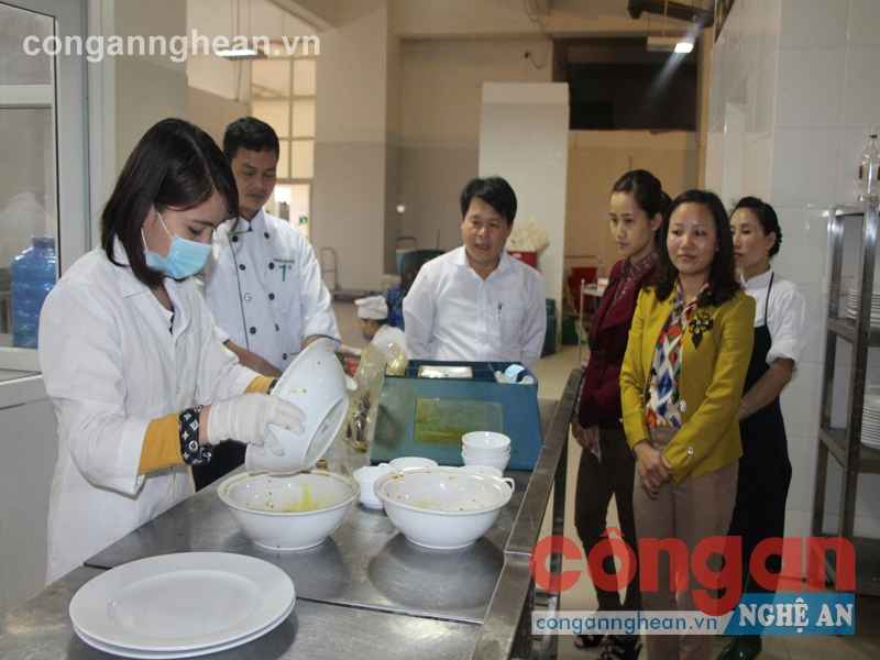 Chi cục ATVSTP tỉnh kiểm tra việc đảm bảo ATTP tại các doanh nghiệp
