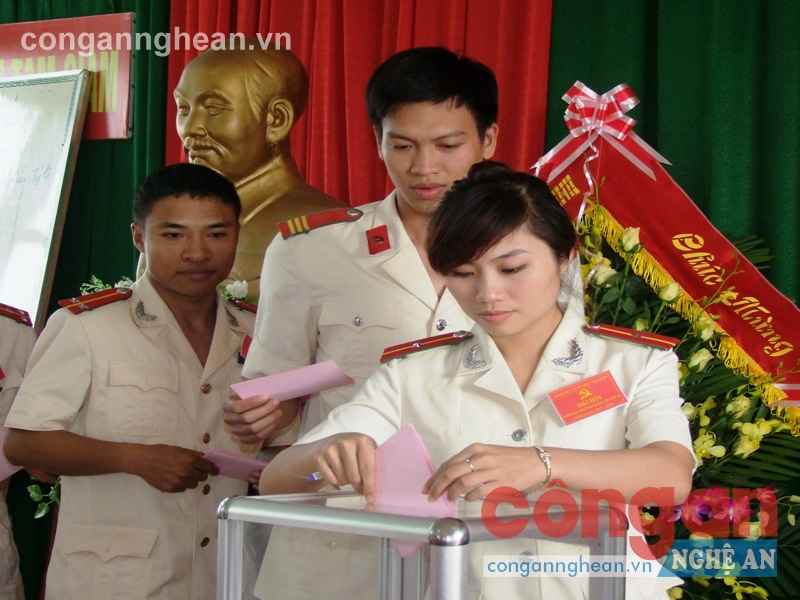 Bỏ phiếu bầu BCH tại Đại hội Đảng bộ cơ sở Trại tạm giam nhiệm kỳ 2015 - 2020