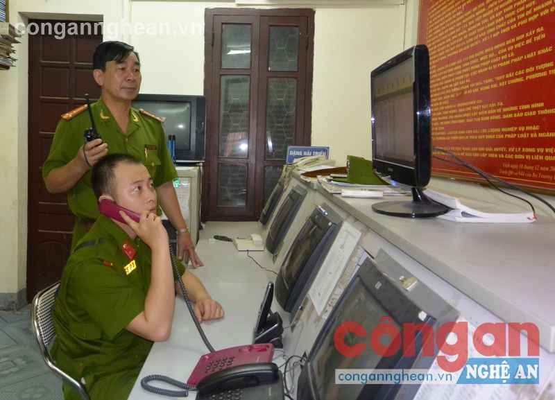 Đồng chí Thượng tá Nguyễn Cảnh Chanh (đứng) chỉ đạo xử lý tin ban đầu