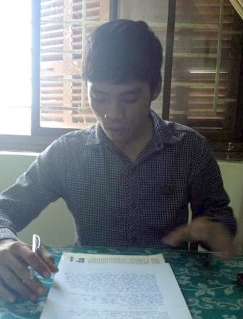 Võ Quốc Anh - “tác giả” của tin đồn thất thiệt về rắn lục đuôi đỏ cắn người ở Quảng Ngãi viết tường trình tại cơ quan Công an.  