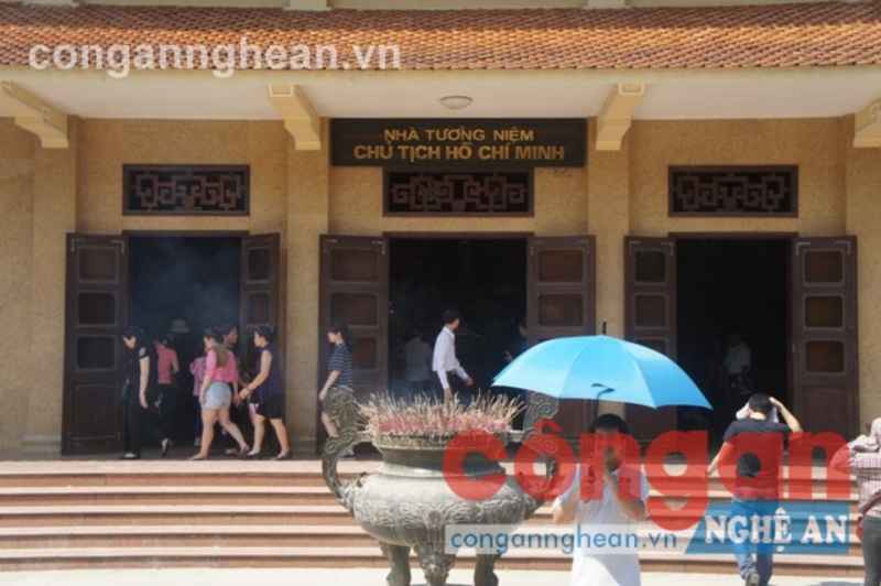Dù trời nắng nóng nhưng mọi người rất hài lòng về cách đón tiếp của BQL khu di tích