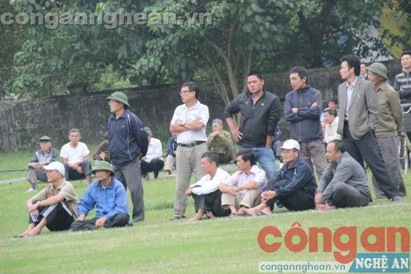 CĐV luôn sát cánh với SLNA, ngay cả trên sân tập