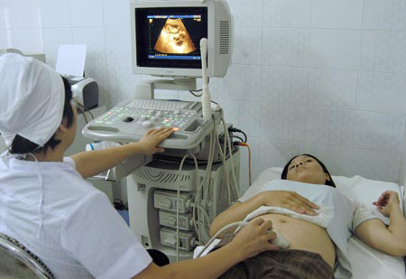 Bất chấp “lệnh” cấm, nhiều người vẫn siêu âm để lựa chọn giới tính thai nhi - Ảnh minh họa