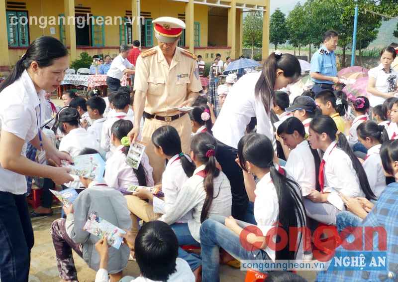 Cơ quan chức năng phát tờ rơi tuyên truyền Luật Giao thông đường bộ cho học sinh