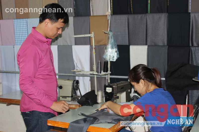 Anh Phúc Danh hướng dẫn học viên  may quần áo tại tiệm may
