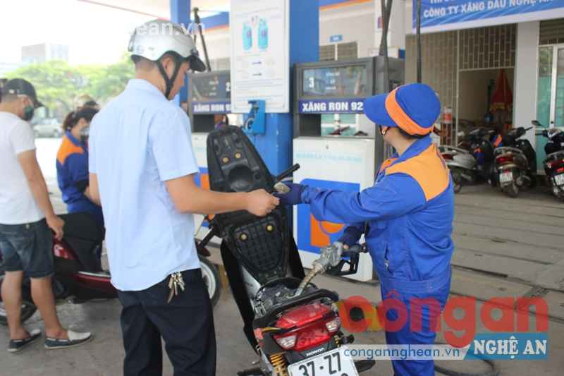 Người dân lại “méo mặt” vì xăng tăng giá