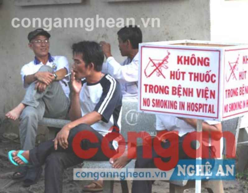 Rất nhiều người vô tư 'đốt' thuốc nơi công cộng