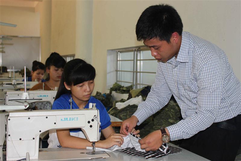 Hướng dẫn các học viên cách may cơ bản tại Trung tâm Giáo dục - Dạy nghề người tàn tật Nghệ An 