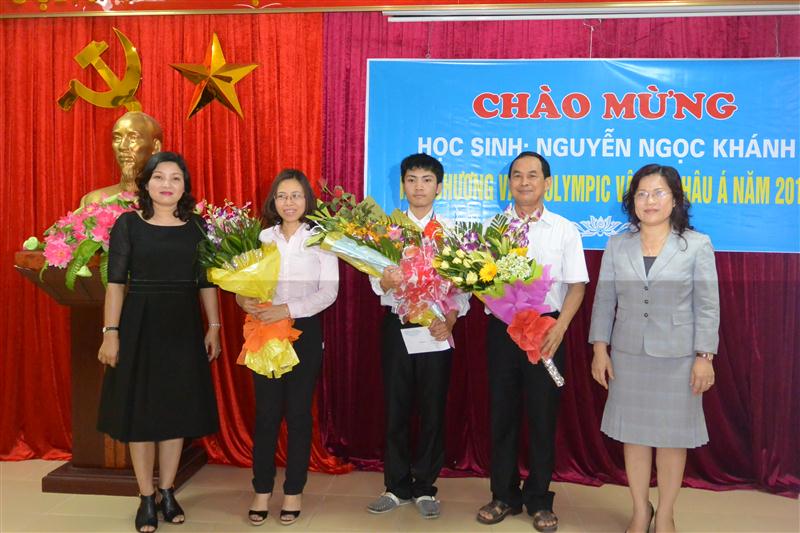 Tặng hoa chúc mừng em Nguyễn Ngọc Khánh