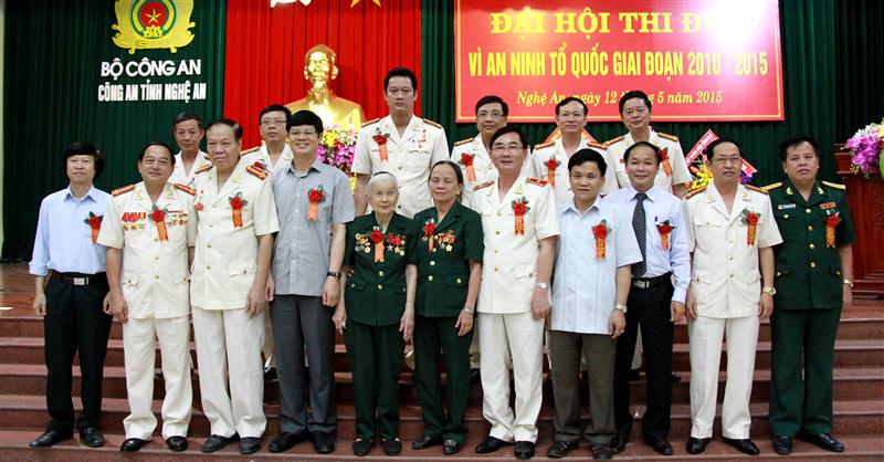 Các đại biểu chụp ảnh lưu niệm tại đại hội.