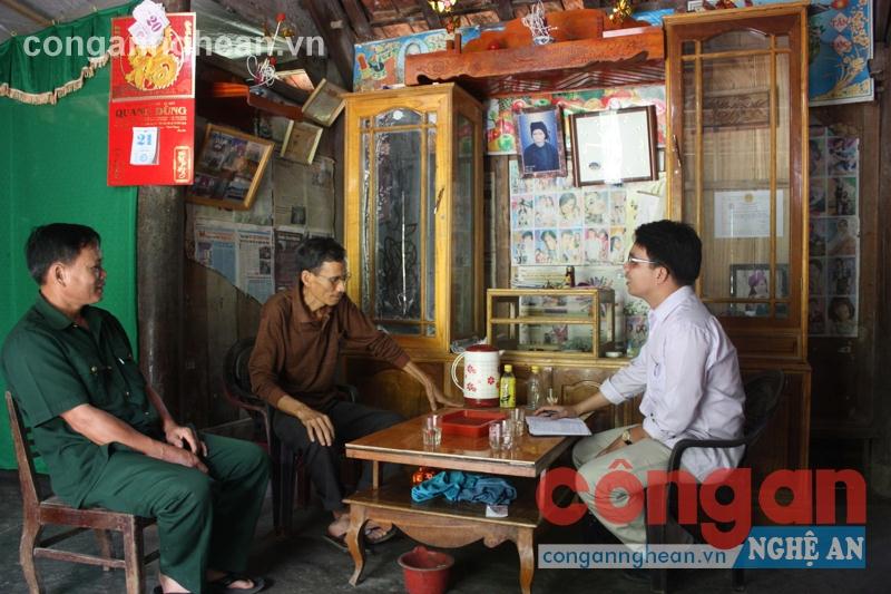 Già làng Nông Văn Sáng, người có uy tín tiêu biểu (phía trong bên trái)  kể về quá trình lập nghiệp của người Nùng ở xã Yên Khê, huyện Con Cuông