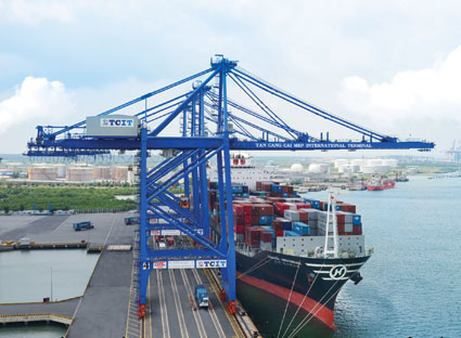 Tàu container cập cảng quốc tế Tân Cảng - Cái Mép (TCIT) làm hàng.
