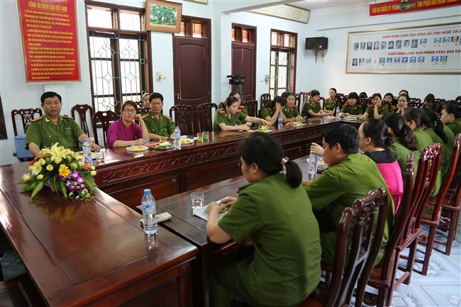 Lãnh đạo đơn vị và chị em hội viên tại buổi tọa đàm 