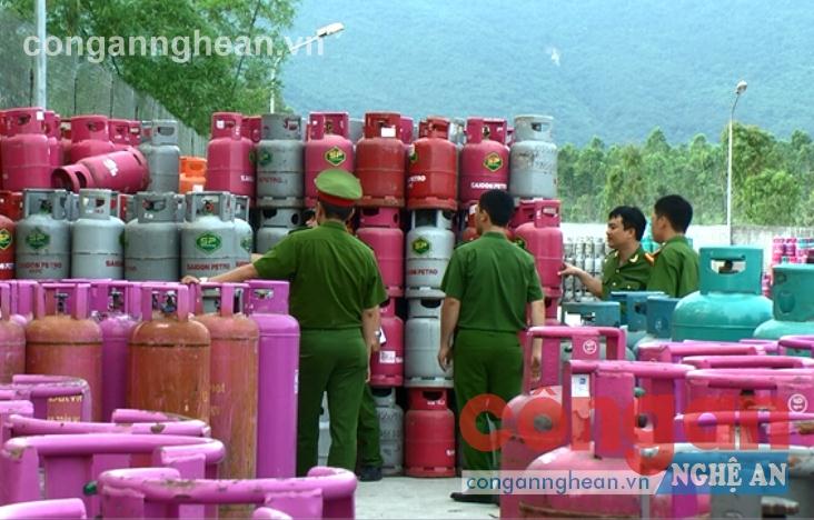 Công an TX Hoàng Mai phát hiện vụ việc chiếm dụng                                                         hơn 10.300 vỏ bình gas trái phép