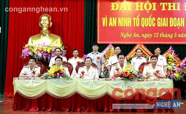 Các đơn vị Công an tỉnh ký kết giao ước thi đua lập nhiều chiến công dâng Bác 						- Ảnh Thiên Thảo 