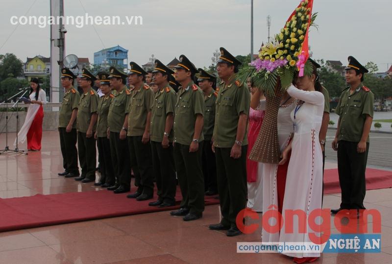 Cán bộ, chiến sỹ Báo Công an Nghệ An dâng hoa báo công lên Bác nhân kỷ niệm  ngày phát hành số báo đầu tiên 