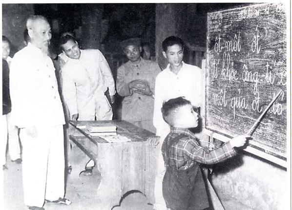 Bác Hồ luôn quan tâm tới việc chăm lo, giáo dục thế hệ trẻ  					- Ảnh tư liệu