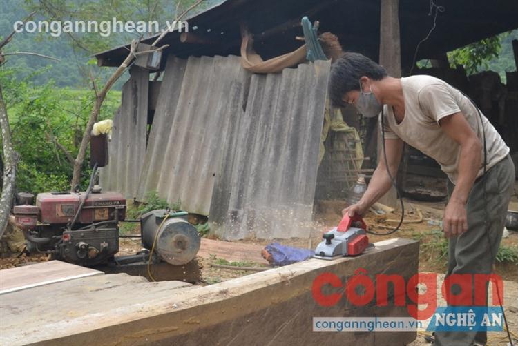 Vì không có điện lưới, nếu muốn làm nhà,  người dân bản Pá Hả phải thuê máy nổ để xẻ gỗ