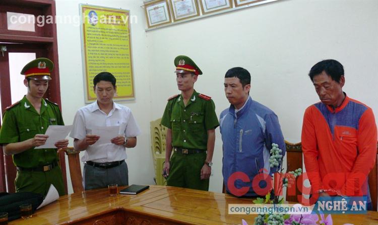 Cơ quan Cảnh sát điều tra đọc lệnh bắt giam hai đối tượng Kim Jong Wook và Lee Jae Myeong