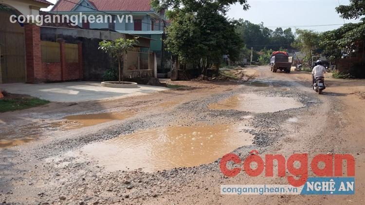 Sau cơn mưa, bề mặt Tỉnh lộ 534 đoạn qua xóm 10,  xã Sơn Thành xuất hiện những vũng nước lớn