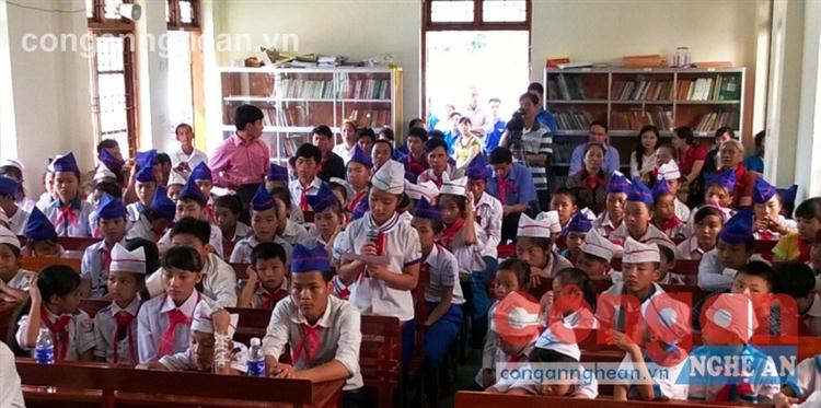 Các em học sinh phát biểu  về những tâm tư, nguyện vọng của mình tại diễn đàn