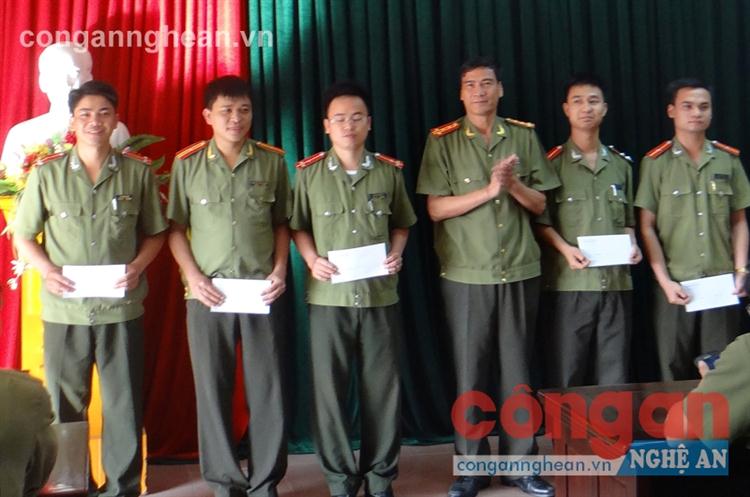 Đồng chí Đại tá Phan Đình Sửu, Bí thư Đảng ủy,                        Trưởng phòng An ninh xã hội trao giải                                                cho các tập thể, cá nhân xuất sắc