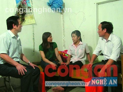 Lãnh đạo LĐLĐ tỉnh và Ban quản lý                                                      Khu kinh tế Đông Nam thăm hỏi, động viên                                        công nhân, lao động tích cực lao động, sản xuất