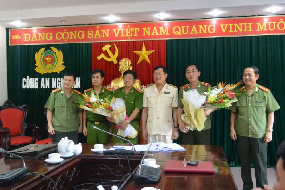 Đồng chí Nguyễn Hữu Cầu, Bí thư Đảng ủy, Giám đốc Công an tỉnh (quân phục trắng) tặng hoa cảm ơn cảm ơn sâu sắc và ghi nhận những đóng góp, công lao to lớn của hai đồng chí đối với Công an Nghệ An trong thời gian công tác 