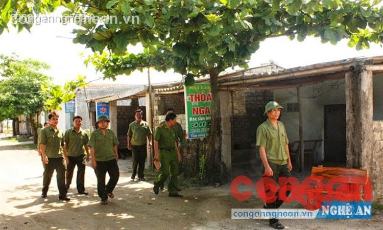 Công an huyện Diễn Châu phối hợp với Công an xã Diễn Hải kiểm tra các cơ sở kinh doanh