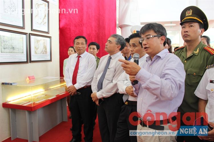 Lãnh đạo Bộ Thông tin và Truyền thông, lãnh đạo UBND tỉnh Nghệ An, các đại biểu cùng đông đảo người dân nghe thuyết minh về những bằng chứng khẳng định chủ quyền biển đảo của đất nước - Ảnh: Mai Hậu