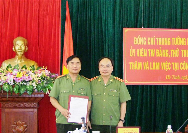 Công bố quyết định điều động, bổ nhiệm đồng chí Đại tá Trần Công Trường, Giám đốc Công an tỉnh, giữ chức vụ Phó Cục trưởng Cục An ninh mạng Bộ Công an