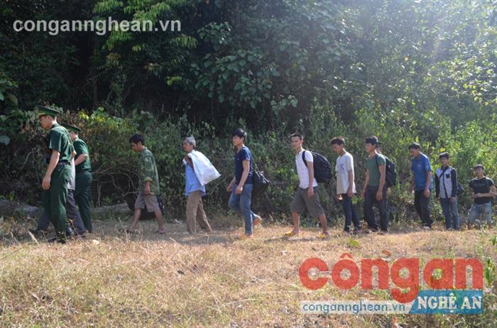 truy bắt, dẫn giải các đội tượng vượt biên trái phép qua biên giới