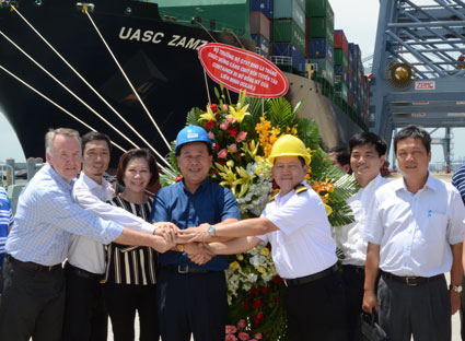 Thứ trưởng Bộ GT-VT Nguyễn Văn Công (thứ 4 từ trái qua) bắt tay chúc mừng liên minh Ocean 3 và thuyền trưởng tàu UASC ZAMZAM tại chuyến hàng đi bờ Đông nước Mỹ cập cảng CMIT ngày 22-5.