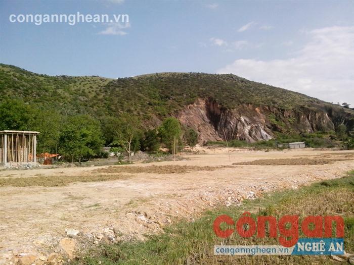 Sau 3 năm triển khai, dự án mở rộng khu tái định cư cho các hộ dân               vùng thiên tai, sạt lở xã Hưng Lam, huyện Hưng Nguyên chỉ mới dừng lại                      ở hạng mục san lấp mặt bằng