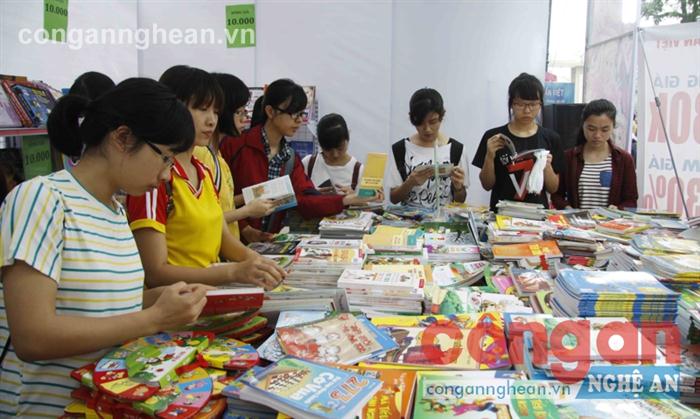 Giới trẻ nên lựa chọn những cuốn sách phù hợp, tránh những truyện                   ngôn tình không hợp với thuần phong mỹ tục của dân tộc