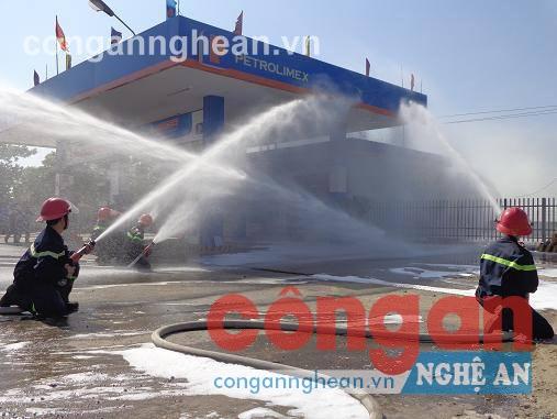 Buổi diễn tập cho thấy sự phối hợp chặt chẽ                 giữa lực lượng  chữa cháy chuyên nghiệp và                    lực lượng chữa cháy tại chỗ