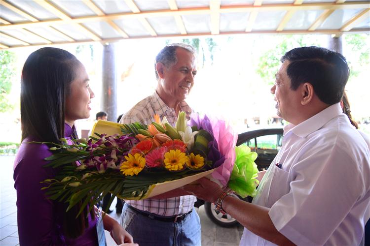 Đồng chí Nguyễn Xuân Đường – Phó Bí thư Tỉnh ủy, Chủ tịch UBND tỉnh  chào mừng Ngoại giao đoàn do Ngài El Houcine Fardani, Đại sứ Marốc làm Trưởng Ngoại giao đoàn đến tham gia chương trình - Ảnh: Thục Anh
